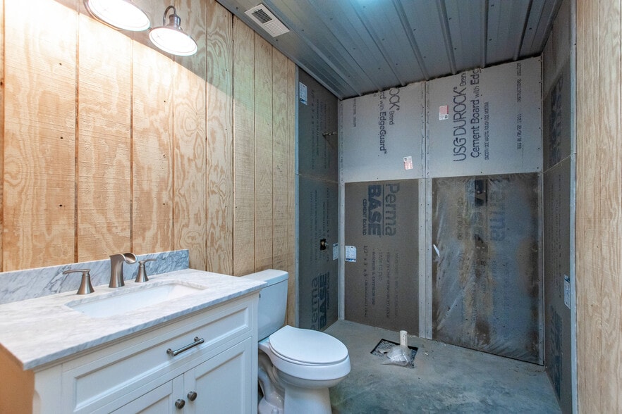 More Photos Of 784 S 4th St, Danville Showroom For Sale