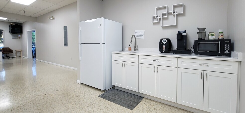 More Photos Of 6818-6824 S Manhattan Ave, Tampa Coworking Space