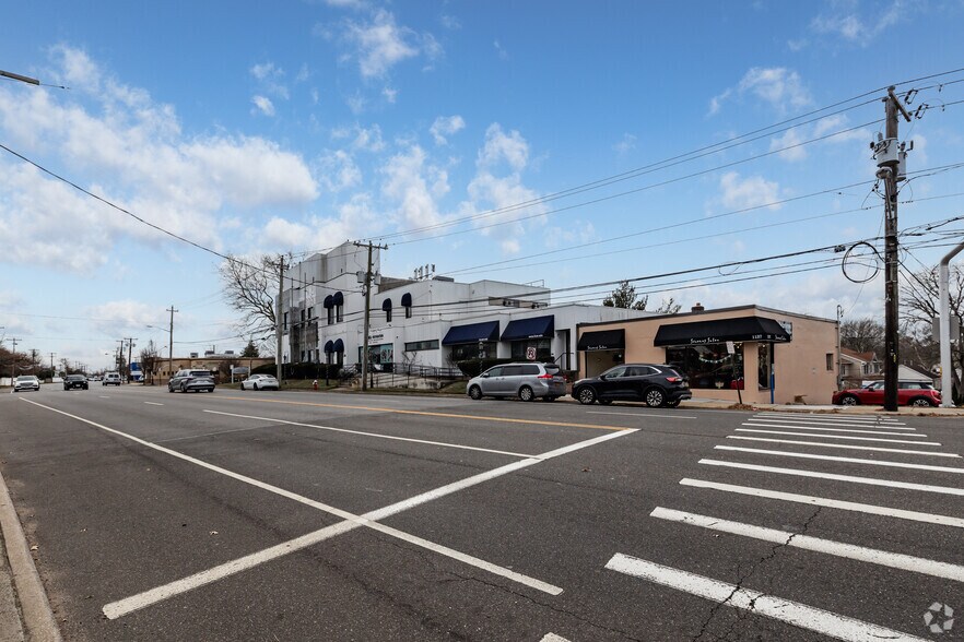 More Photos Of 1125 Willis Ave, Albertson Schools For Lease