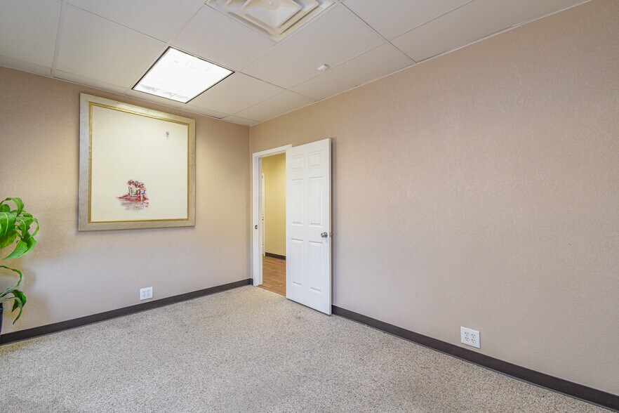 More Photos Of 315 Industrial Park Blvd, Willis Light Manufacturing For Sale