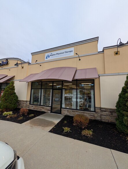 More Photos Of 12 Lakes Plaza Dr, Naples Storefront For Lease