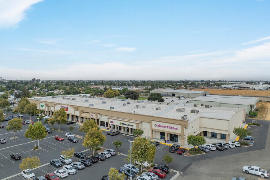 More Photos Of 1300-1360 W Main St, Turlock General Retail For Lease