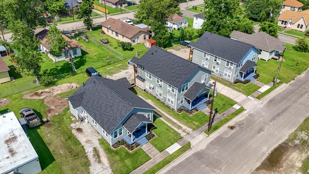 Primary Photo Of 214 W Republic St, Baytown Apartments For Sale