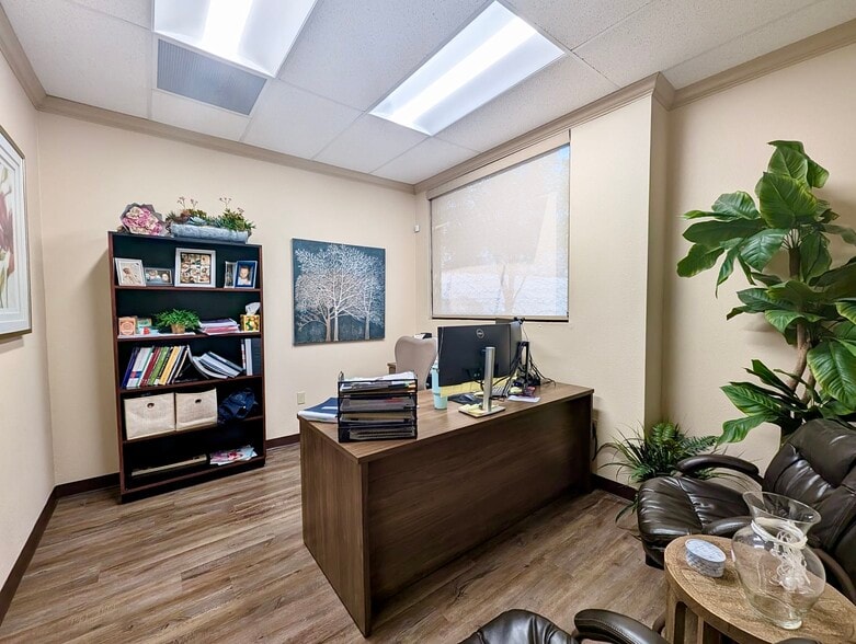 More Photos Of 545 E Redd Rd, El Paso Office For Sale