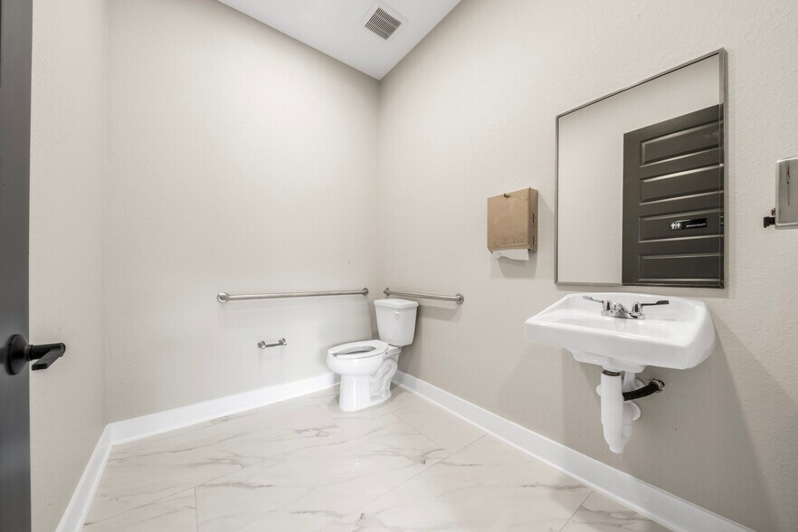 More Photos Of 213 Bella Katy Dr, Katy Medical For Lease