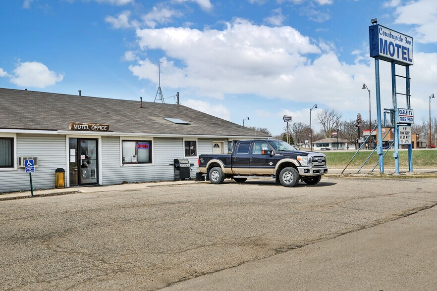 More Photos Of 2102 E Main St, Albert Lea Hotel For Sale
