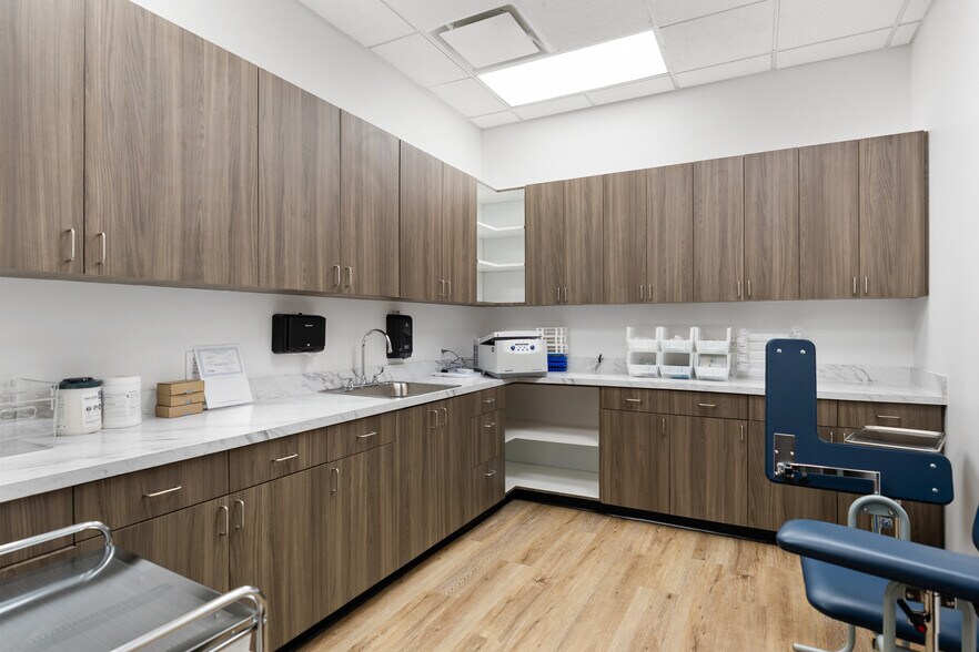 More Photos Of 19701 Kingwood Dr, Kingwood Office For Sale