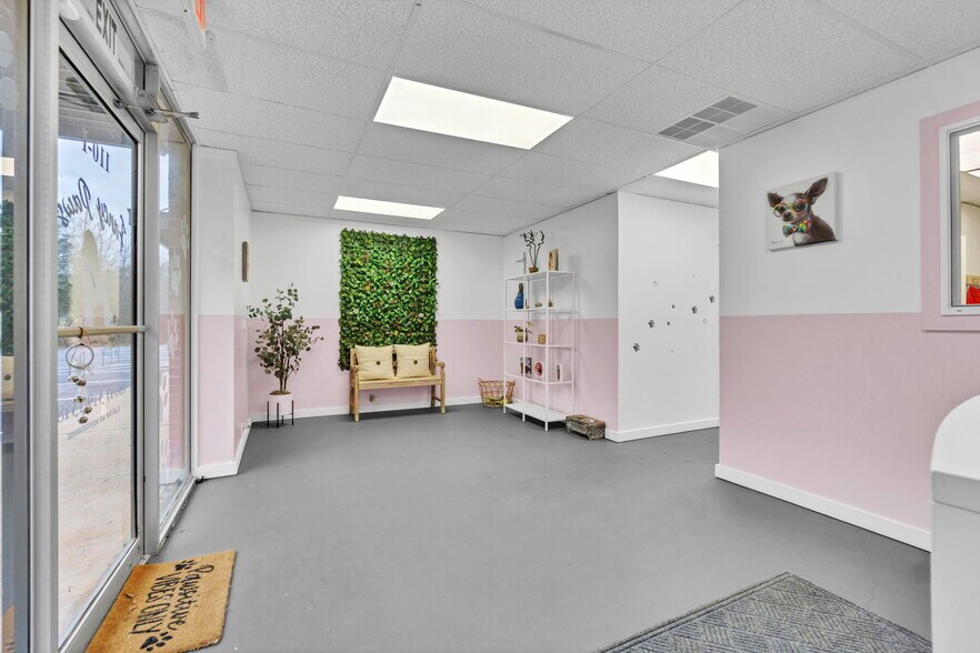 More Photos Of 110 E Butler Rd, Mauldin Storefront For Sale