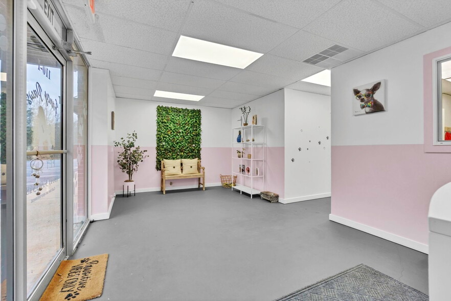 More Photos Of 110 E Butler Rd, Mauldin Storefront For Sale