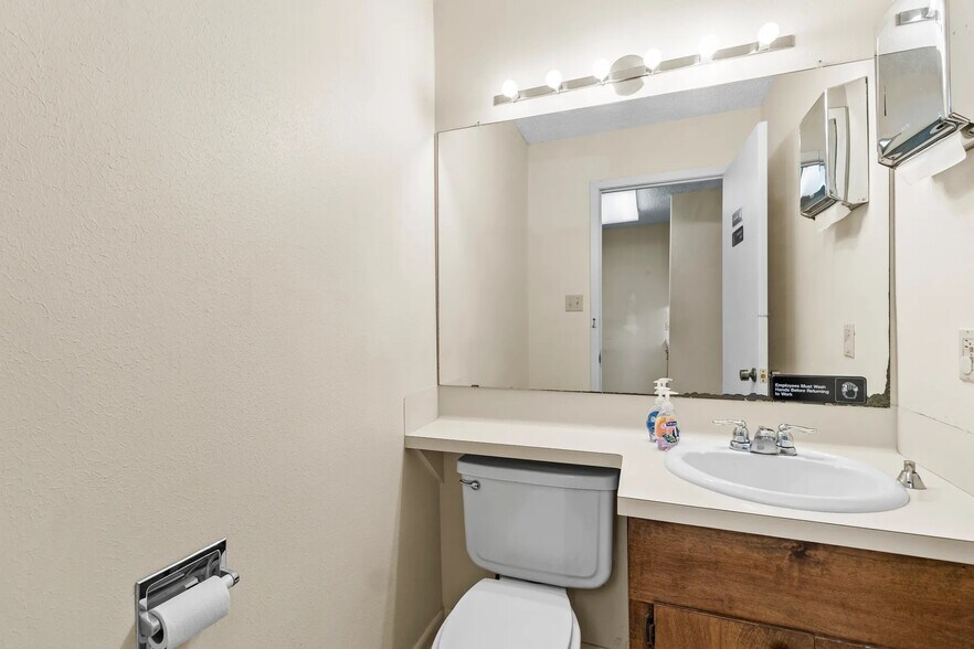 More Photos Of 260 Interstate 45 S, Huntsville Office For Lease