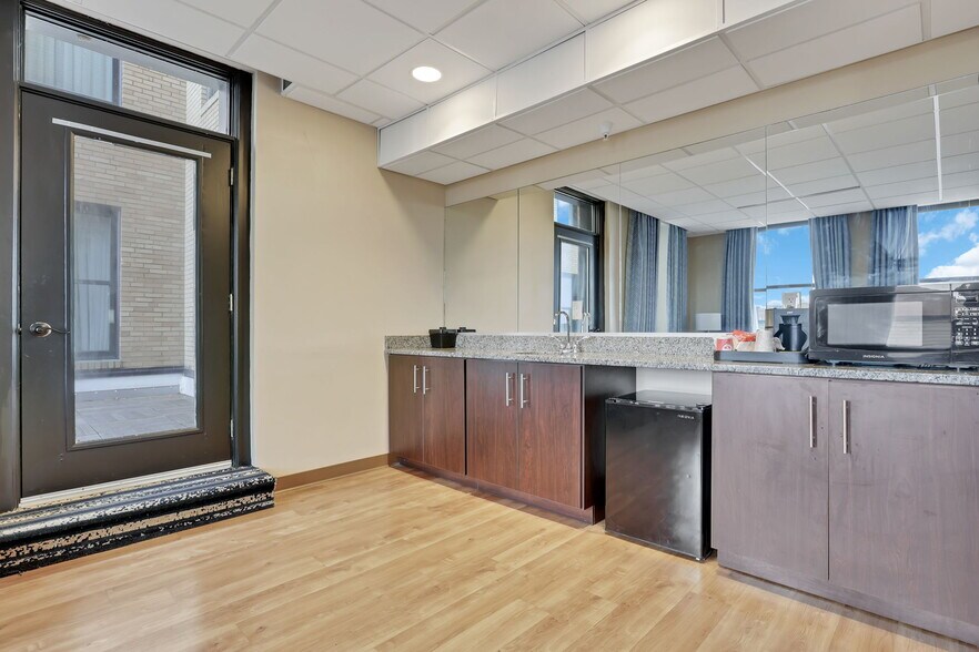 More Photos Of 301 Broadway, Lorain Hotel For Lease