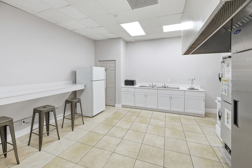 More Photos Of 6837 Lakeville Rd, Orlando Religious Facility For Sale