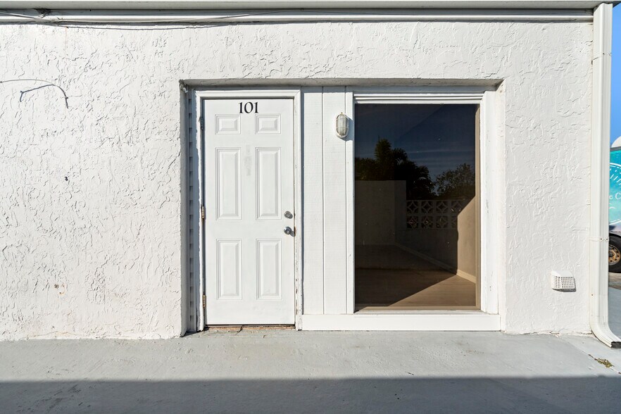 More Photos Of 599 Sherwood Ave, Satellite Beach General Retail For Lease