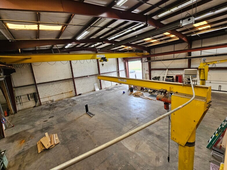 More Photos Of 22530 S Center Rd, Frankfort Warehouse For Lease
