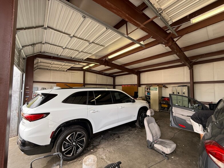 More Photos Of 7184 Alameda Ave, El Paso Veterinarian Kennel For Sale