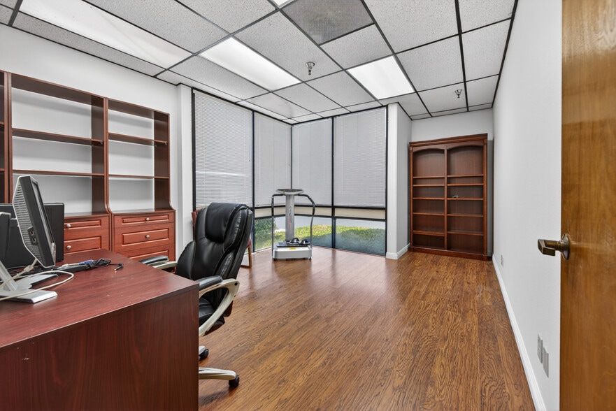 More Photos Of 4125 Market St, Ventura Light Manufacturing For Sale