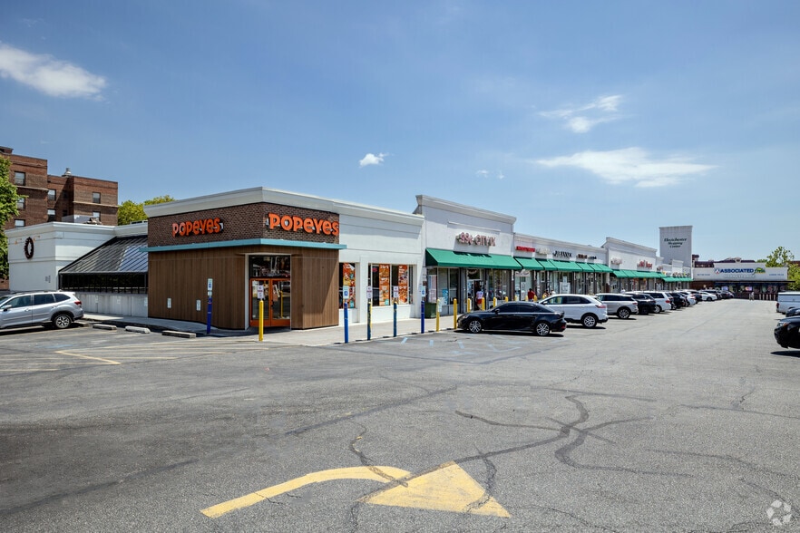 Primary Photo Of 7009-7063 Parsons Blvd, Fresh Meadows General Retail For Lease