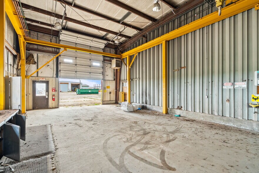 More Photos Of 3806 E Rio Grande St, Victoria Warehouse For Sale