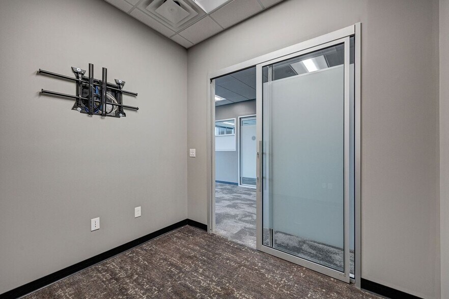 More Photos Of 6740 Rock Spring Rd, Wilmington Office For Lease