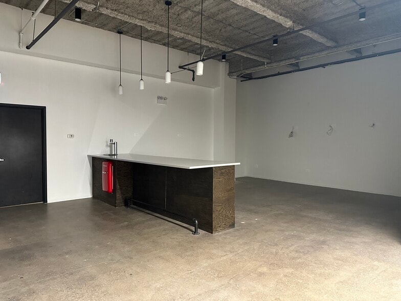 More Photos Of 855 W Belmont Ave, Chicago Office For Lease