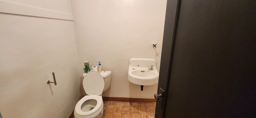 More Photos Of 1368 N Blackstone Ave, Fresno Freestanding For Lease