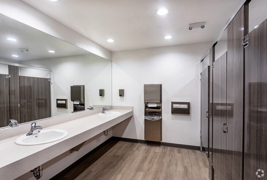 More Photos Of 4524 Oak Fair Blvd, Tampa Unknown For Lease