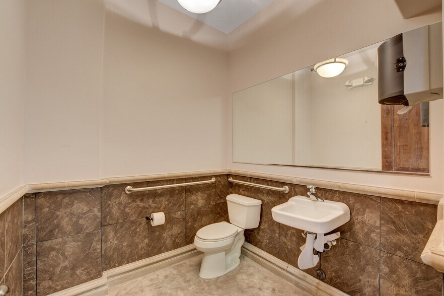 More Photos Of 6230 McLeod Dr, Las Vegas Medical For Lease