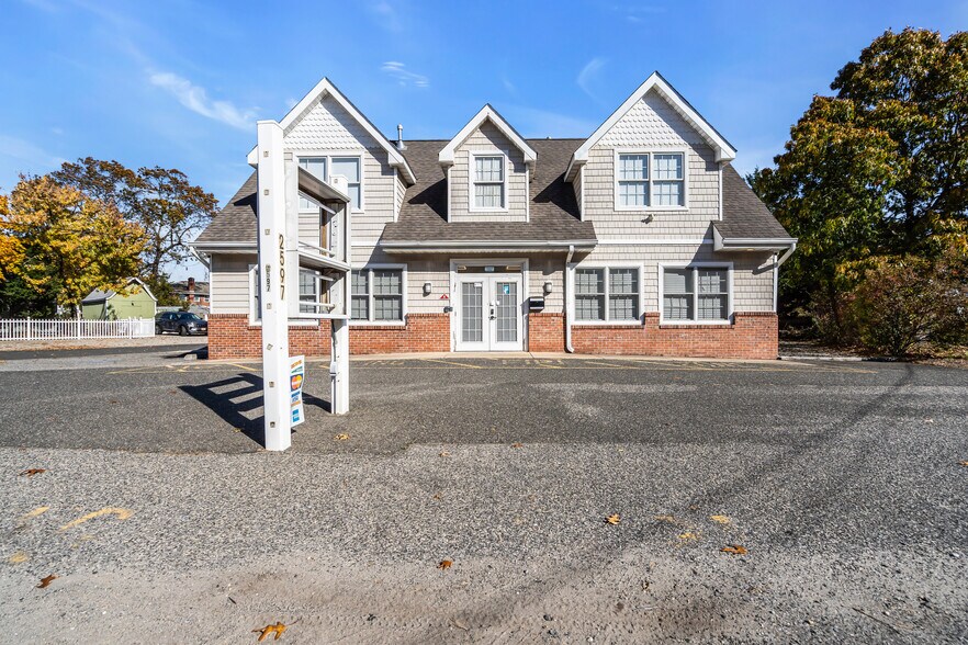 More Photos Of 2597 Hooper Ave, Brick Office For Sale