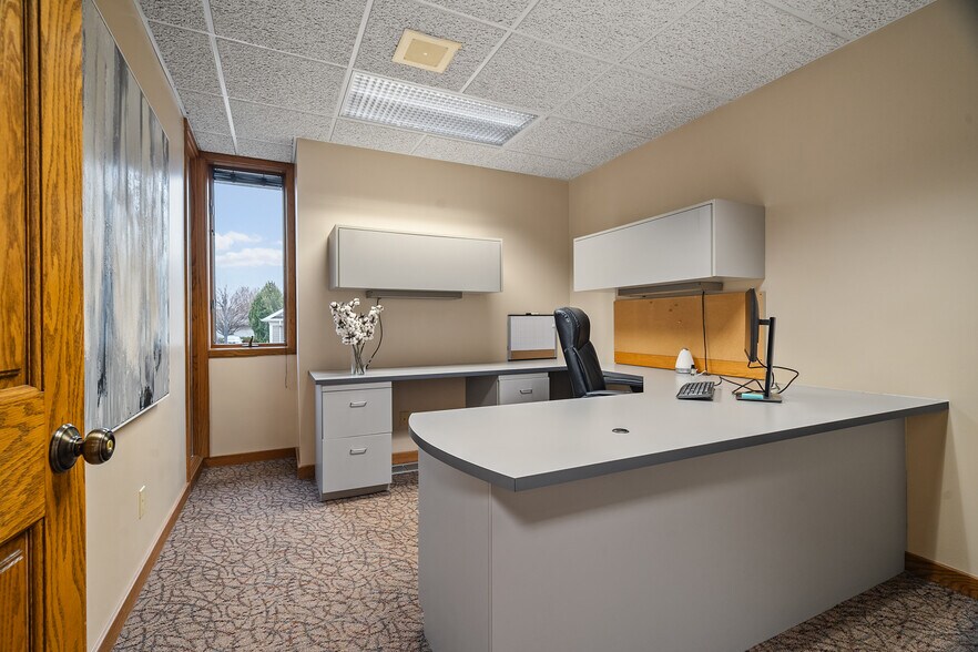 More Photos Of 812 Cormier Rd, Ashwaubenon Office For Lease