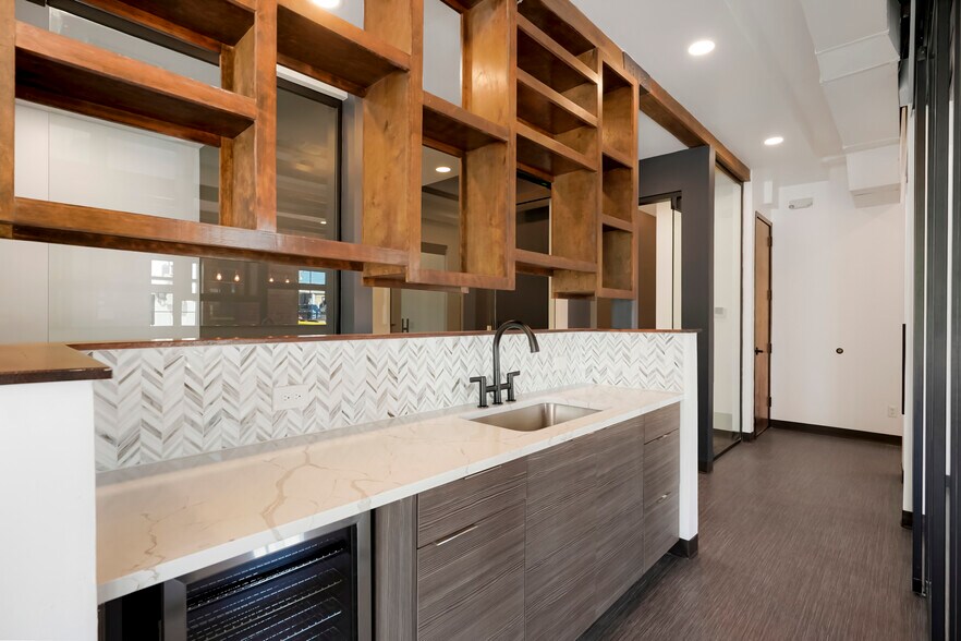 More Photos Of 1401 S Broadway, Denver Storefront Retail Office For Sale