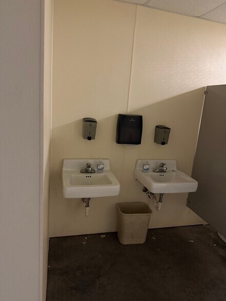 More Photos Of 1202 Industrial Dr, Warsaw Industrial For Sale