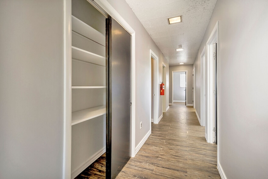 More Photos Of 2198 Losantiville Ave, Cincinnati Storefront Retail Office For Lease