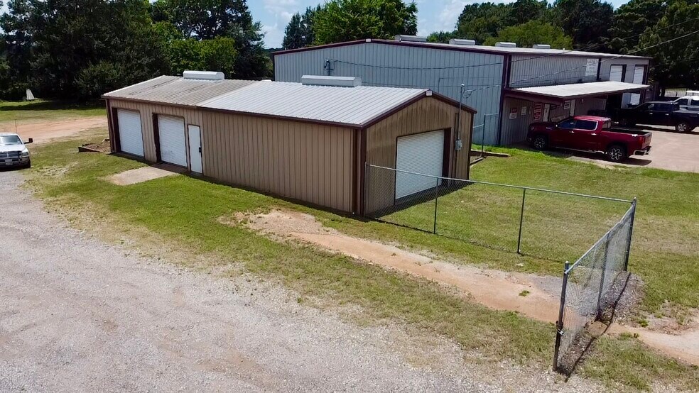 More Photos Of 2000 E Murchison St, Palestine Light Manufacturing For Sale
