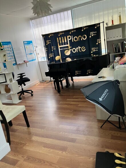 More Photos Of 4052-4058 Del Rey Ave, Marina del Rey Loft Creative Space For Lease