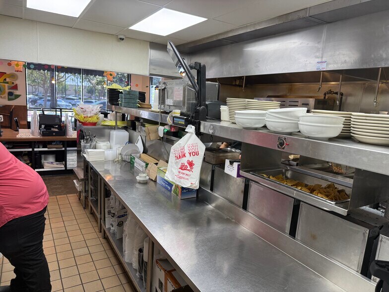 More Photos Of 40 El Camino, Fresno Storefront For Lease