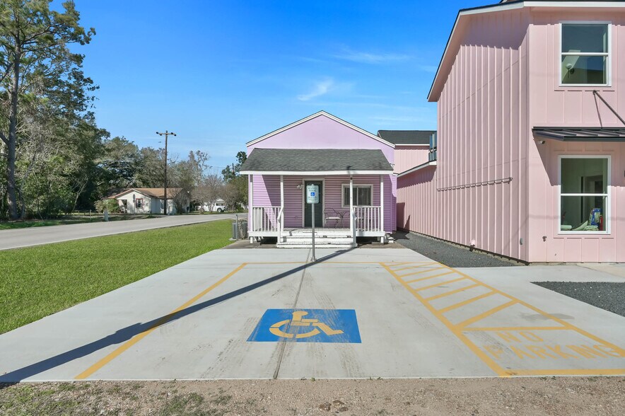 More Photos Of 213 Houston St, Tomball Storefront Retail Office For Lease