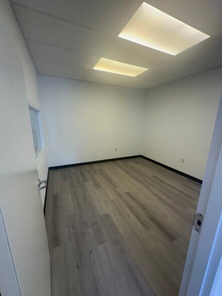 More Photos Of 2968 Ravenswood Rd, Fort Lauderdale Warehouse For Lease