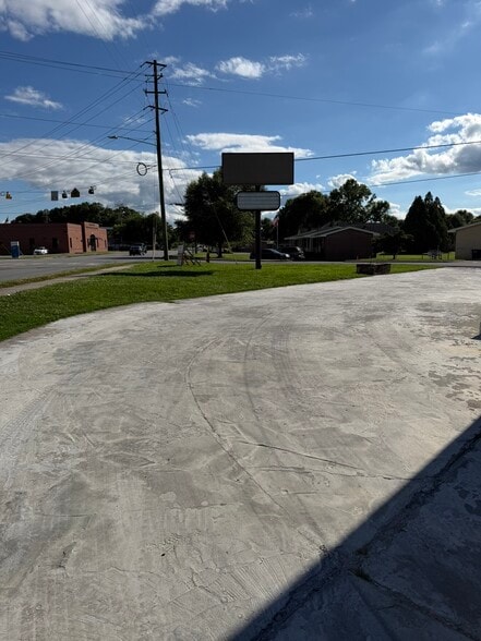 More Photos Of 102 S Fair St, Calhoun Carwash For Sale