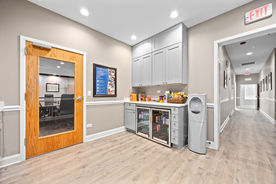 More Photos Of 2005 Bloomingdale Rd, Glendale Heights Office For Sale