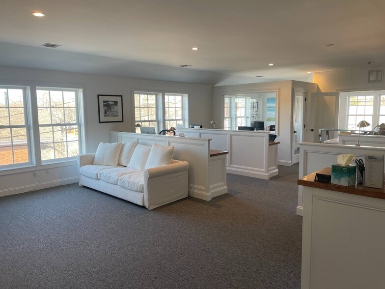 More Photos Of 16 Hampton Rd, Southampton Storefront Retail Office For Sale