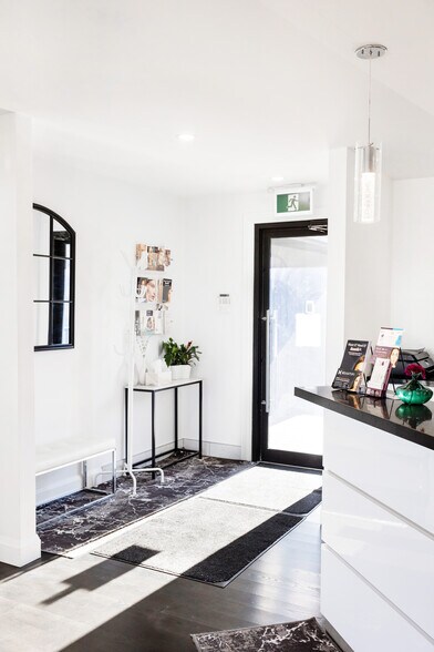 More Photos Of 1533 Dundas St E, Whitby Office For Sale