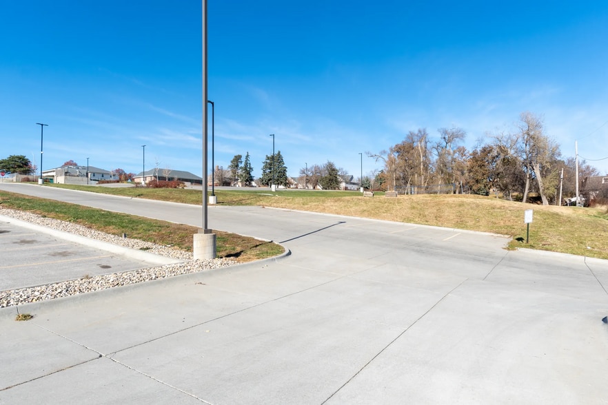 More Photos Of 8900 W Dodge Rd, Omaha Medical For Lease
