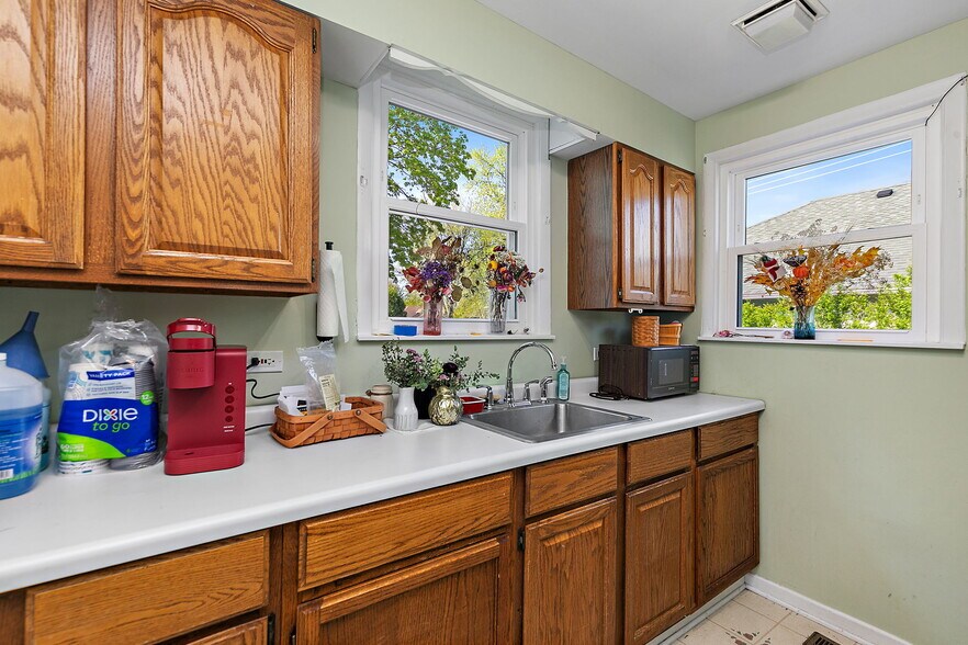 More Photos Of 290 S State St, Hampshire Storefront Retail Office For Sale