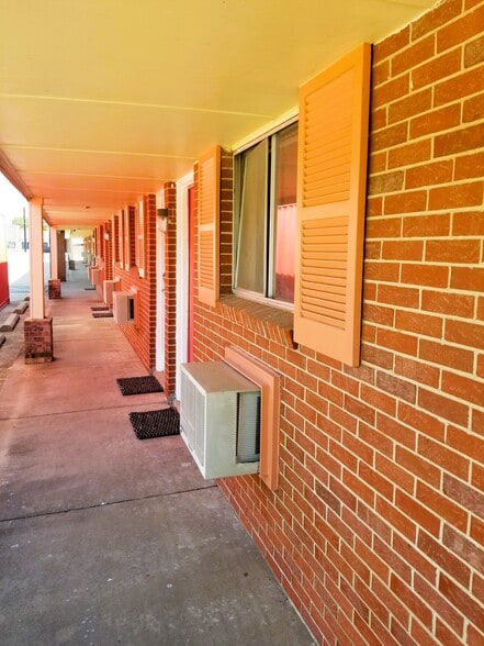 More Photos Of 1617 N Summit St, Arkansas City Hotel For Sale