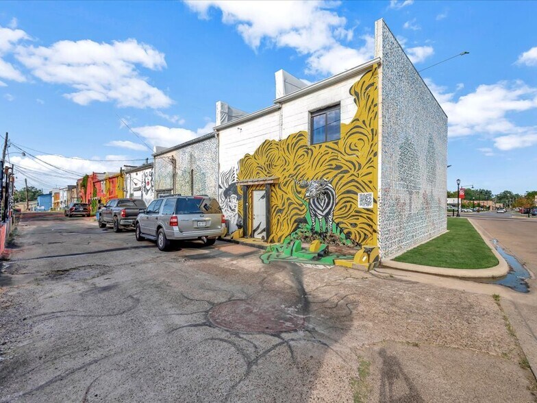 More Photos Of 132 Nacogdoches St, Center Storefront Retail Residential For Sale