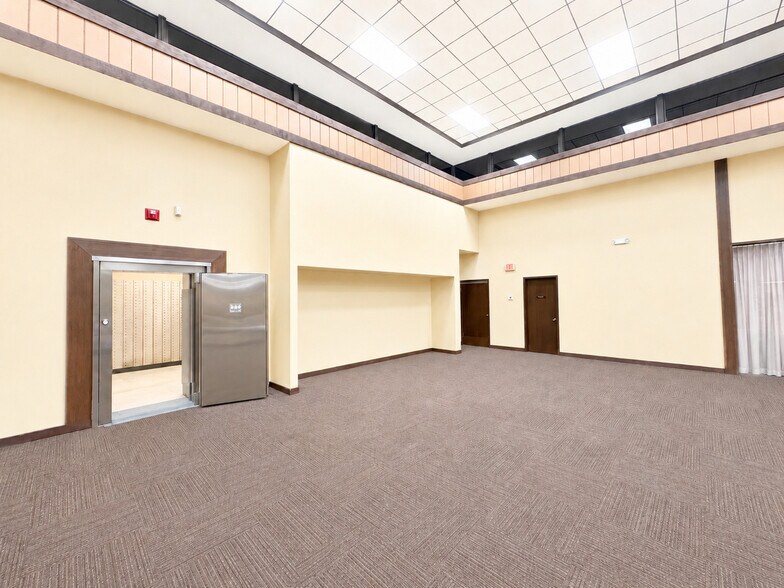 More Photos Of 1100 Spotsylvania St, New Athens Bank For Lease