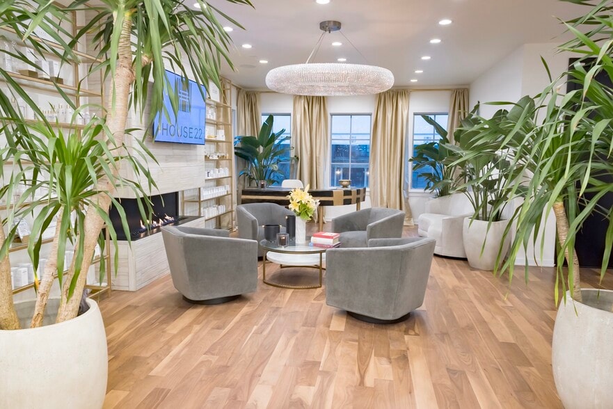 More Photos Of 22 E Elm St, Chicago Storefront Retail Office For Sale