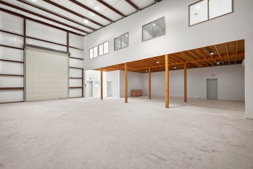 More Photos Of 10020 Darden Hill Rd, Austin Light Distribution For Lease