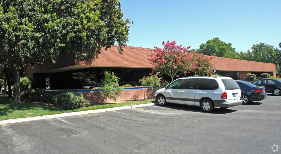 Primary Photo Of 6061 N Fresno St, Fresno Unknown For Lease