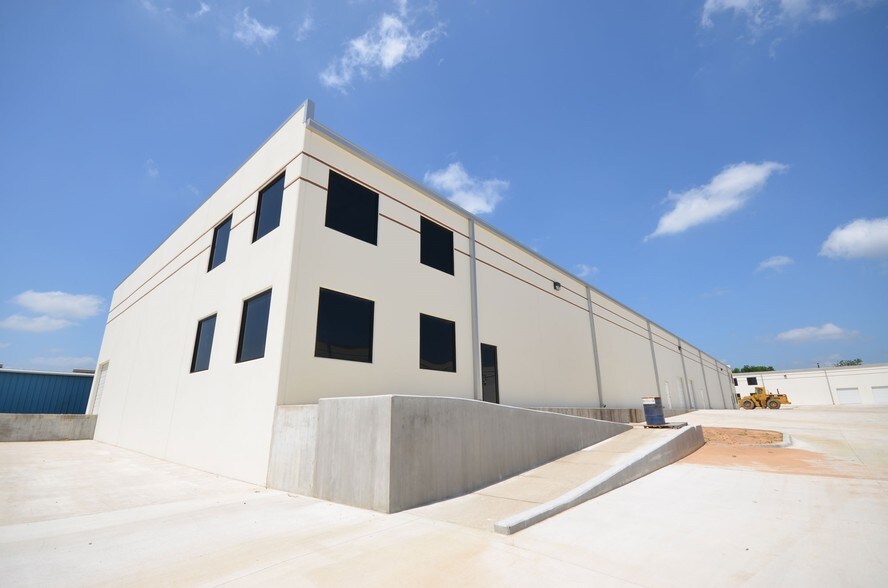 More Photos Of 9503 Brown Ln, Austin Warehouse For Lease